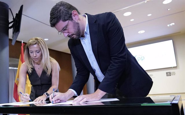 Los portavoces parlamentarios del Partido Popular y Vox, Ana Alós y Alejandro Nolasco, firman un acuerdo para la gobernabilidad de Aragón, en las Cortes de Aragón.