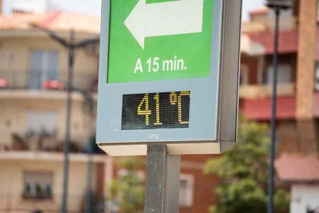 Un termómetro situado en el cruce de la Calle Hellín con la Avenida de España marca 41º C, a 11 de julio de 2023, en Albacete, Castilla-La Mancha (España). Toda España, salvo Galicia, Asturias, Cantabria y País Vasco, están en riesgo extremo (alerta roja)