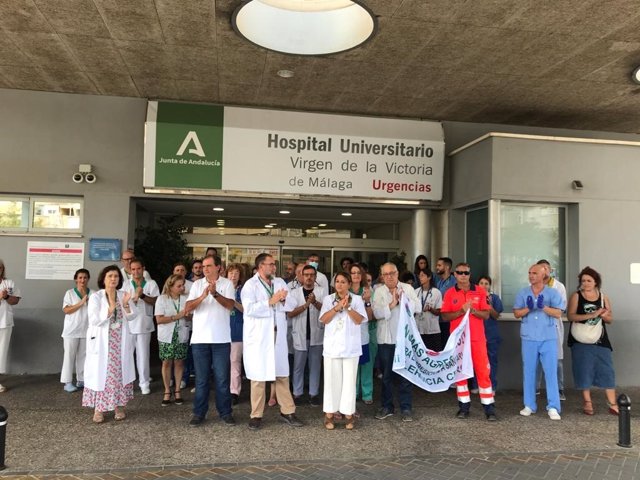 Concentración a las puertas de las urgencias del Hospital Clínico de Málaga en repulsa por casos de agresiones a sanitarios