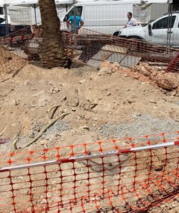 Lugar donde ha aparecido el proyectil de la Guerra Civil en las obras de reforma de la Plaza de España en Cabra.