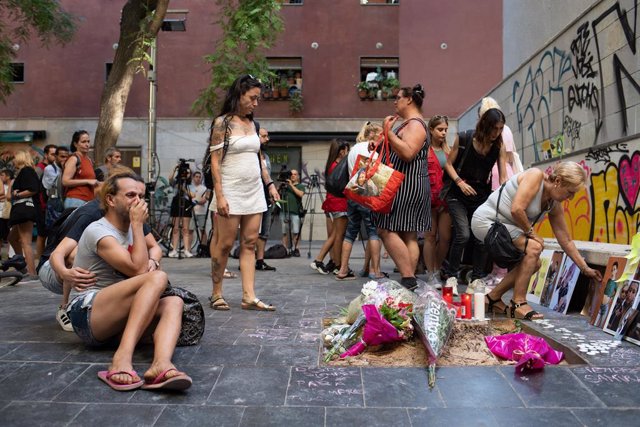 Acte de record a Saimira, la noia de 20 anys que va morir el dijous en caure-li damunt una palmera al barri del Raval de Barcelona. El 4 d'agost de 2023.