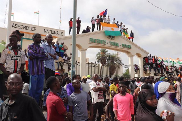Manifestantes en las calles de Niamey, en Níger, tras el golpe de Estado del pasado miércoles