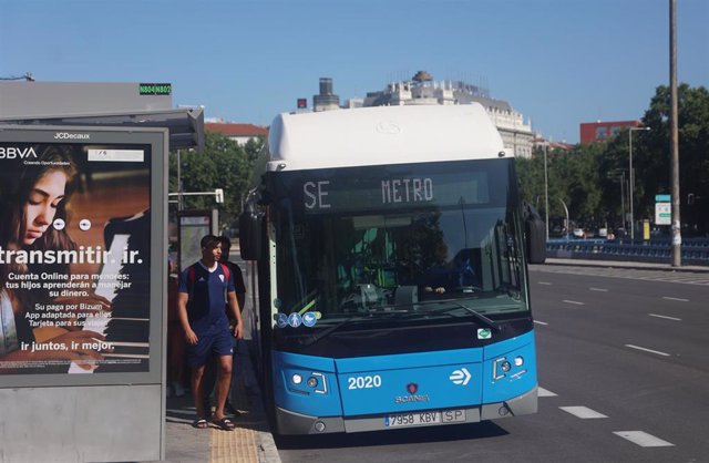 Archivo - Autobús municipal Servicio  Especial alternativo 