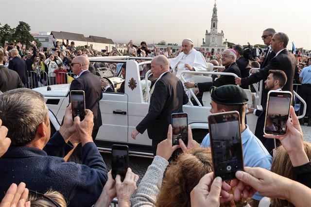 El Papa llega al Santuario de Fátima.