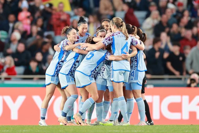 Les jugadores de la selecció celebren el segon gol d'Aitana Bonmatí contra Suïssa