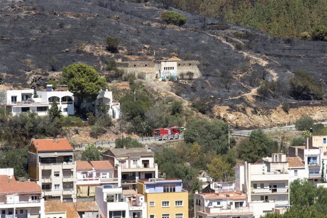 Un camión de bomberos acude a trabajar en las labores de extinción de un incendio forestal, a 5 de agosto de 2023, en Colera, Girona