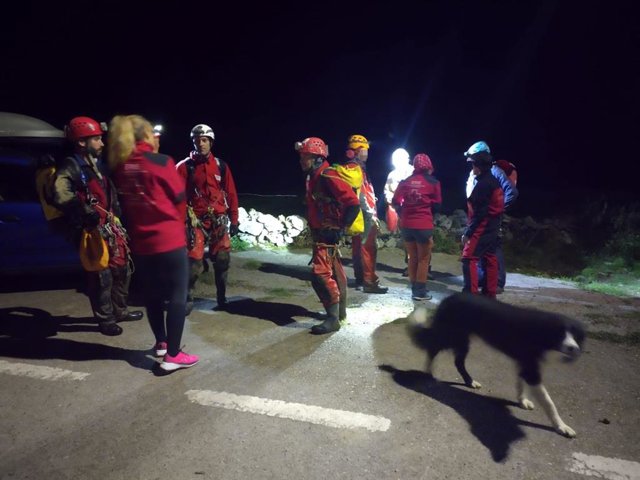 Rescatados tres espeleólogos valencianos perdidos en una cueva de Arredondo