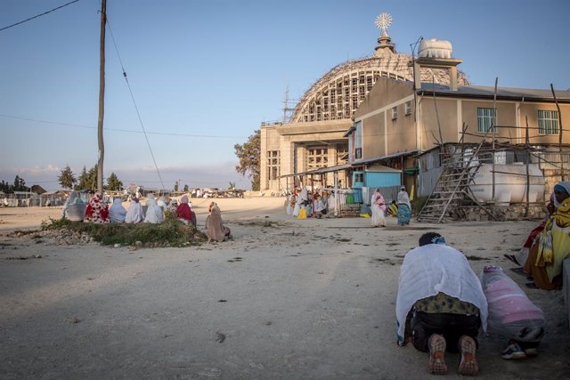 Archivo - October 25, 2020, Sela Dingay, Amhara, Ethiopia: Locals pray outside the half-built Tsadkane Maryam Church in Sela Dingay, around 200km northeast of  Addis Ababa on a Saturday evening..Hundreds of pilgrims usually travel from capital city Addis 