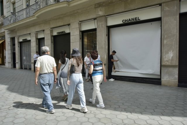 Un cotxe ha impactat contra l'aparador d'una botiga Chanel de Barcelona per intentar robar-hi, però els sospitosos han fugit sense emportar-se res en veure un cotxe dels Mossos.