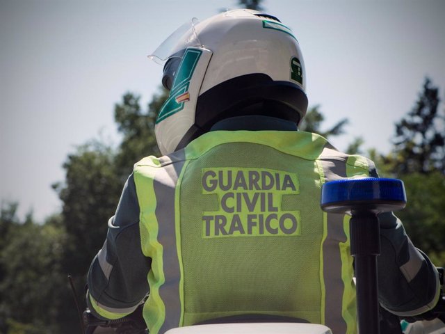 Imagen del autobús volcado en la N-340 tras una colisión con un motorista fallecido