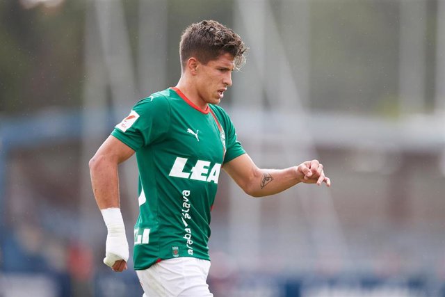 Giuliano Simeone durante un partido de pretemporada con el Deportivo Alavés