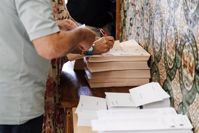 Una persona se prepara para ejercer su derecho a voto durante las elecciones generales