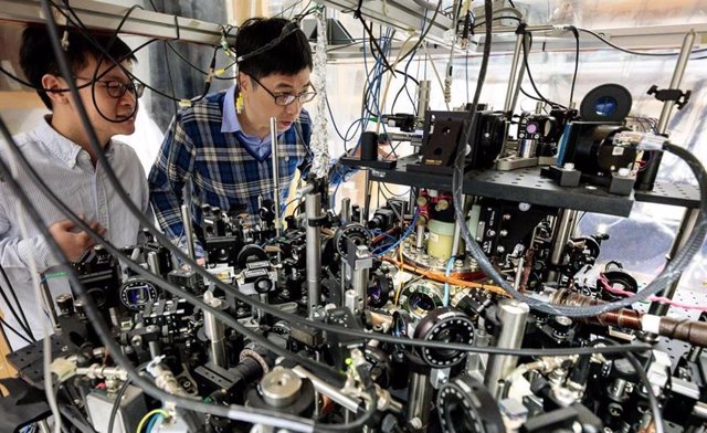 Arriba, los coautores del estudio Zhendong Zhang (a la izquierda) y el profesor Cheng Chin en el laboratorio.