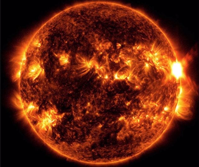 El Observatorio de Dinámica Solar de la NASA capturó esta imagen de una llamarada solar, como se ve en el destello brillante de la derecha, el 5 de agosto de 2023.