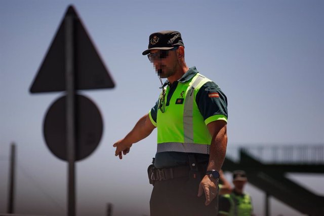 Archivo - Imagen de archivo de un agente de la Guardia Civil durante un control 