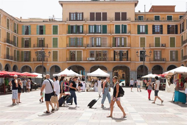 Personas paseando por Palma, a 11 de julio de 2023, en Palma de Mallorca, Mallorca, Baleares (España). 