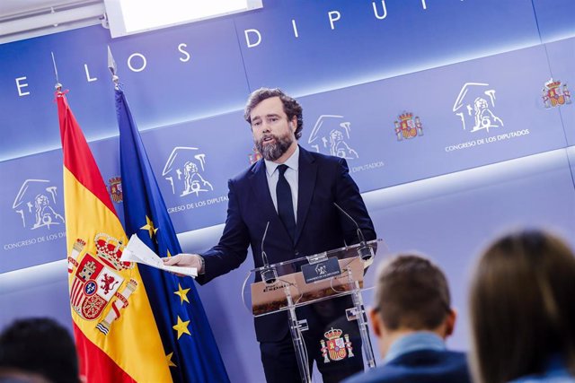 Archivo - El portavoz de Vox en el Congreso, Iván Espinosa de los Monteros, durante una rueda de prensa en el Congreso de los Diputados, a 17 de enero de 2023, en Madrid (España).