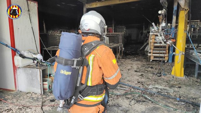 Incendio en una nave industrial de Albal