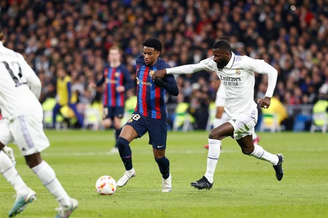 Archivo - Alejandro Balde y Antonio Rüdiger durante un Real Madrid-FC Barcelona de la temporada 22-23
