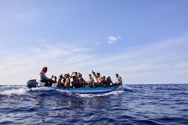 Archivo - Imagen de archivo de migrantes procedentes de Chebba (Túnez) viajando en el Mar Mediterráneo en una pequeña barca pesquera en dirección a la isla de Lampedusa, a 8 de septiembre de 2021, a 10 millas de la Lampedusa (Italia).  