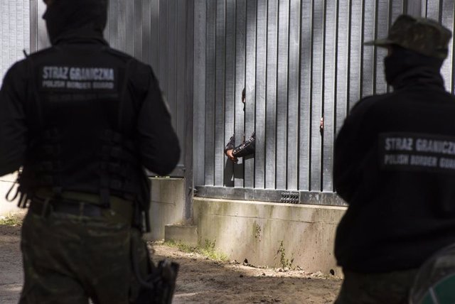 Archivo - Policías fronterizos polacos en la localidad de Bialowieza