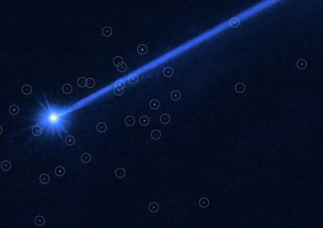 Una imagen del Telescopio Espacial Hubble del asteroide Dimorphos rodeado de rocas (pequeños puntos brillantes, dentro de un círculo) que fueron derribadas de la superficie del asteroide por la misión DART de la NASA.