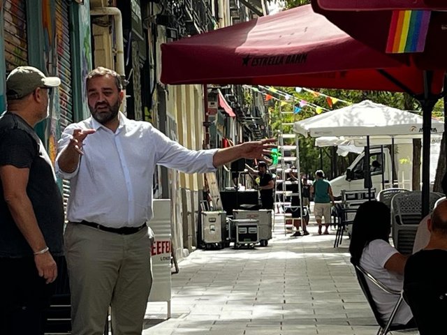 El Concejal del distrito de Centro, Carlos Segura, en su visita a los hosteleros de la calle Argumosa