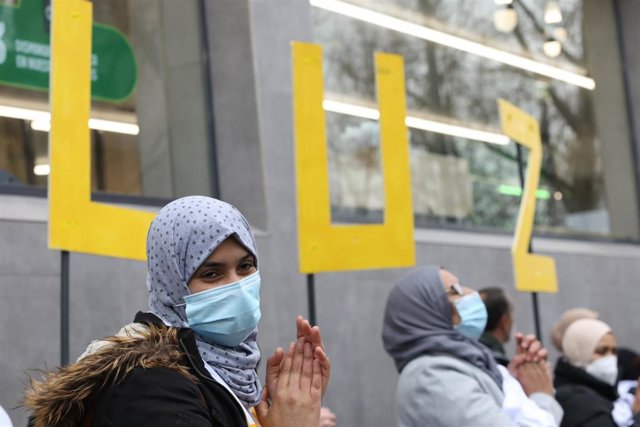 Archivo - Una mujer aplaude durante una manifestación de vecinos de los sectores V y VI de la Cañada Real Galiana frente a la Asamblea de Madrid.