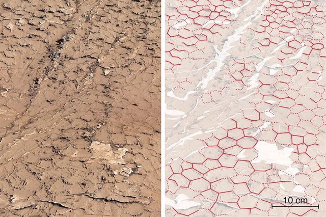 Un primer plano del panorama tomado por la Mastcam de Curiosity en "Pontours" revela patrones hexagonales, delineados en rojo en la misma imagen, a la derecha, que sugieren que estas grietas de lodo se formaron después de muchos ciclos húmedos y secos.