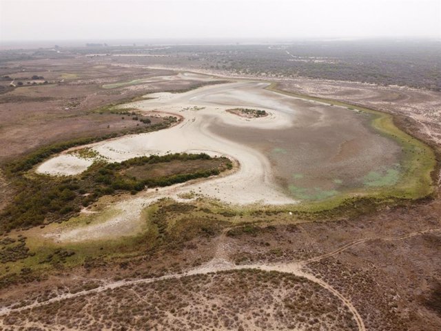 Imagen aérea de la laguna de Santa Olalla el 9 de agosto de 2023, tomada por el CSIC.