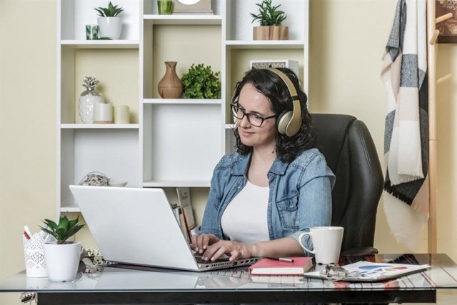 Mujer teletrabajando