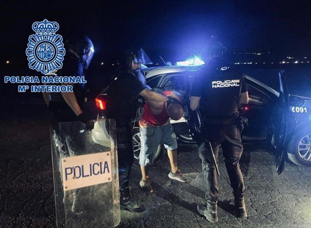 La Policía Nacional detiene a un hombre apodado 'Tyson' acusado de apuñalar a otro en el cuello.