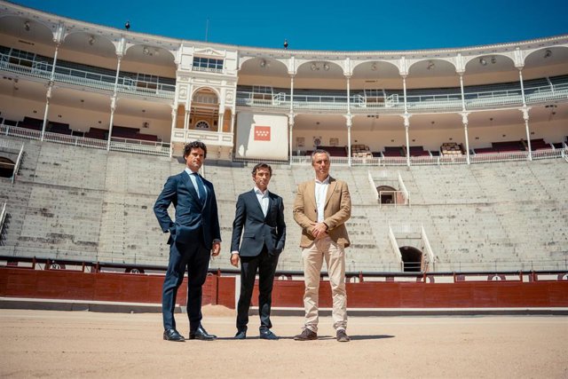 (I-D) El director del Centro de Asuntos Taurinos, Miguel Abellán; el director de la Escuela Taurina, Fernando Robleño, y el consejero de Medio Ambiente, Agricultura e Interior de la Comunidad de Madrid, Carlos Novillo, durante la presentación de los carte