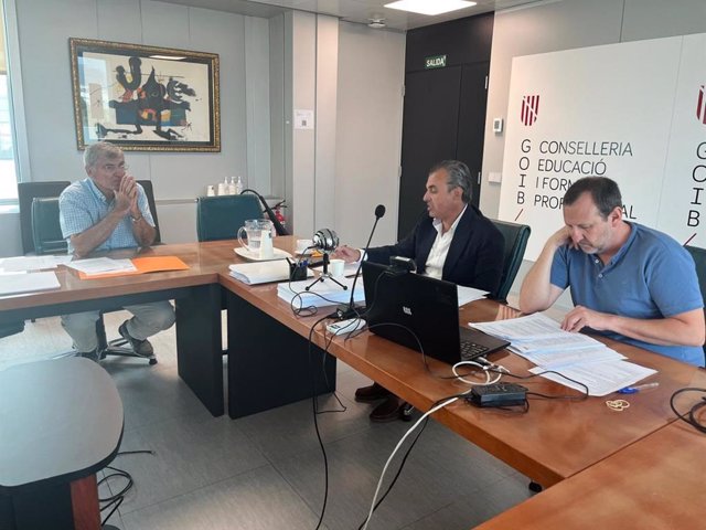 El conseller de Educación y Universidades, Antoni Vera, reunido con el director de la Escuela Nauticopesquera de Palma, Antoni Mulet, este jueves.