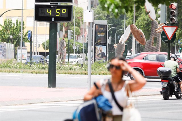 Un termómetro marca 44  grados este jueves en València