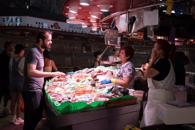 Archivo - Una persona compra al mercat de la Boquería, a 4 de juliol de 2023, a Barcelona