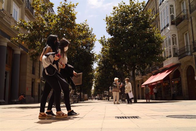 Archivo - Dos jóvenes pasean con mascarilla por una céntrica calle de Vitoria-Gasteiz, Álava, País Vasco (España)