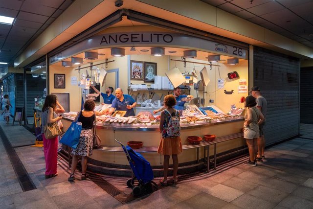 Puestos de alimentos en el Mercado de la Encarnación en el  día en que se han dado a conocer que  los precios de los alimentos se han encarecido un 10,9%.