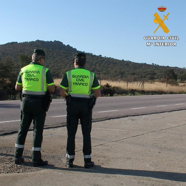 Archivo - Dos agentes de la Guardia Civil en un control de tráfico, en una imagen de archivo