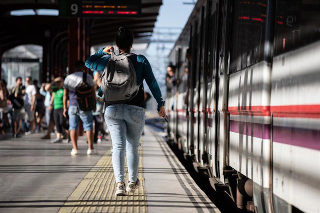 Viajeros en la Estación de Cercanías de Chamartín.