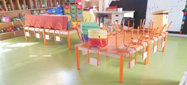 Archivo - Sillas y mesas recogidas en una escoleta. 