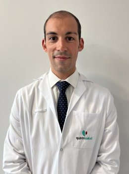 El especialista del servicio de Cirugía Torácica del Hospital Quirónsalud Huelva, Daniel Andrades Sardiña.