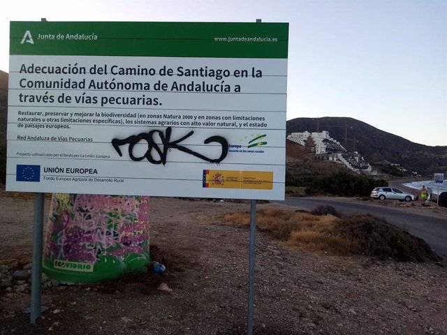 Cartel sobre la adecuación del Camino de Santiago a través de vías pecuarias en el entorno de El Algarrobico en Carboneras (Almería).