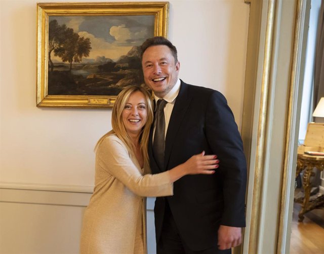 Archivo - La primera ministra de Italia, Giorgia Meloni, junto con el magnate Elon Musk