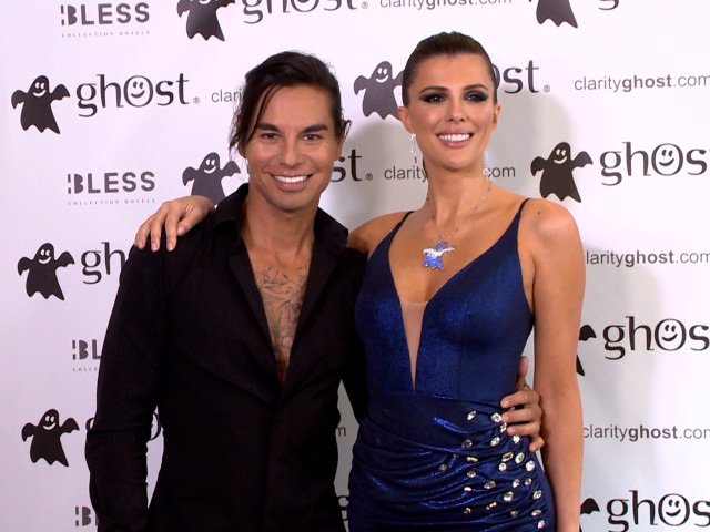 Julio José junto a Vivi di Domenico durante el photocall de la firma 'Ghost'.