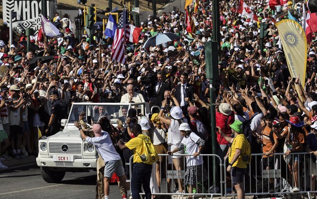 03 August 2023, Portugal, Lisbon: Pope Francis (C) arrives to attend the welcome ceremony on Colina do Encontro in Parque Eduardo VII Park during the World Youth Day (WYD). Photo: Leonardo Negrã£o/Global Imagen/Atlantico Press via ZUMA Press/dpa