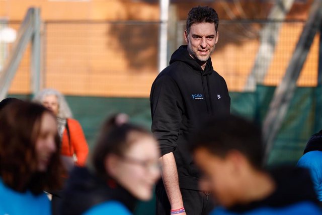 Archivo - Pau Gasol plays with the childs before the press conference for the presentation of the preliminary results of PASOS 2022 at the IES Celestino Mutis on January 26, 2023, in Madrid, Spain.