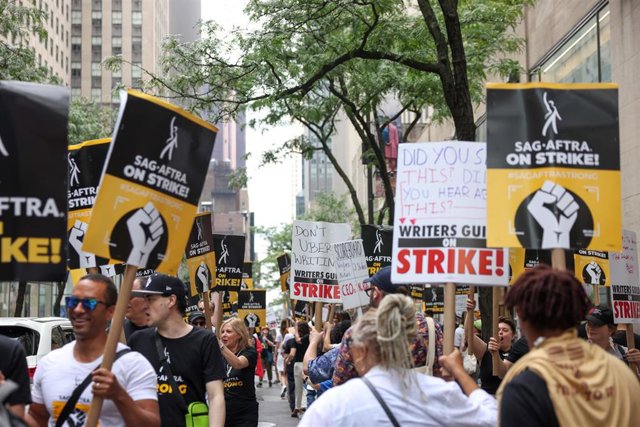 Manifestación a favor de la huelga de actores y guionistas en Nueva York, Estados Unidos