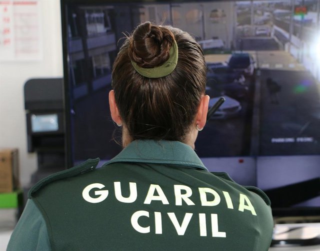 Archivo - Agente de la Guardia Civil de espaldas.