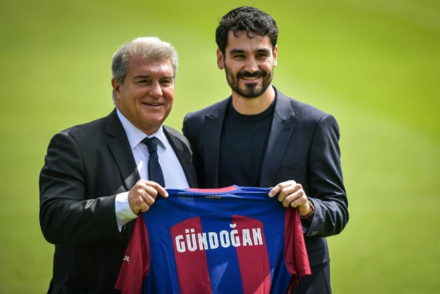Ilkay Gündogan i el president del FC Barcelona Joan Laporta durant la presentació del migcampista alemany al club